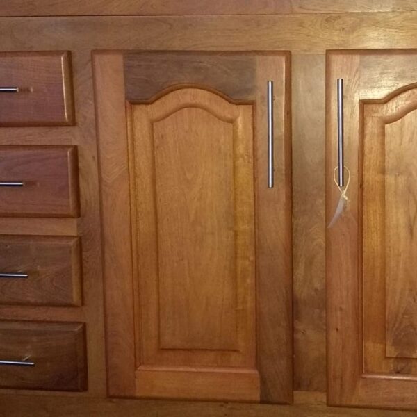 580-BAJO MESADA 1.20 MTS 4 CAJONES 2 PUERTAS   ( MANIJAS METAL - BISAGRAS CAZOLETA)